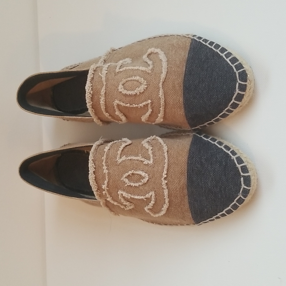CHANEL Canvas Linen Beige/Navy CC Logo Espadrille, Size 40 run small 7 / 7.5 US